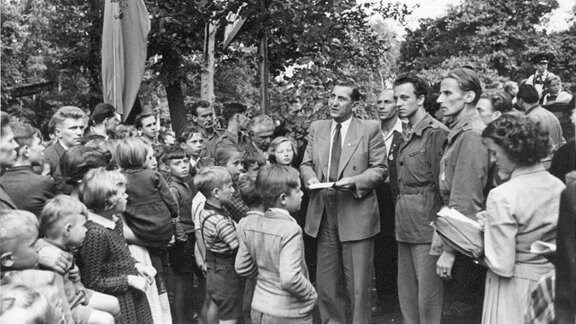 Zur Eröffnung der Pioniereisenbahn im Küchwald von Karl-Marx-Stadt am 13. Jun 1954 sind zahlreiche Besucher gekommen.