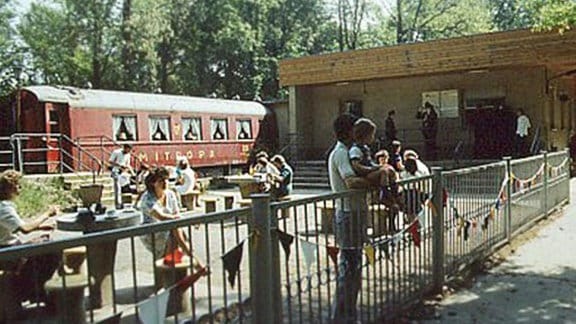 Am Pionierbahnhof Freundschaft der Pioniereisenbahn Karl-Marx-Stadt steht auch ein Mitropa-Wagen.