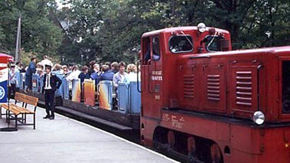 Die Pioniereisenbahn in Karl-Marx-Stadt wurde mit roten Lokomotiven betrieben.