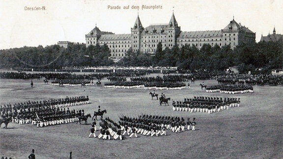 Militärparade auf dem Alaunplatz.