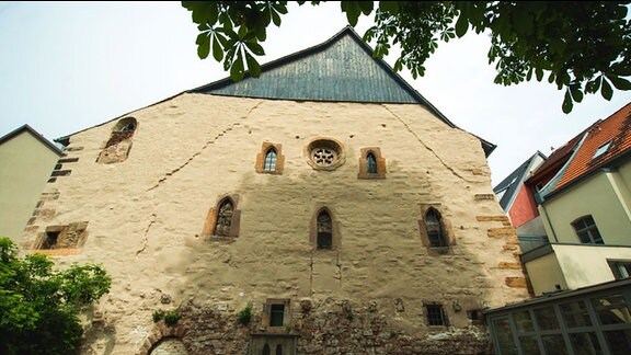 Alte Synagoge in Erfurt. Giebelseite des verputzten Fachwerkhauses, einige kleine Fenster