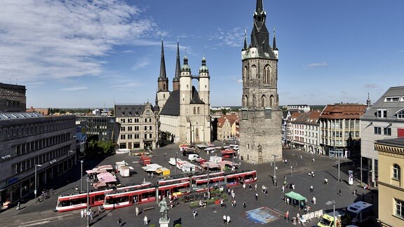 Der Marktplatz in Halle mit Rotem Turm und Marktkirche St. Marien