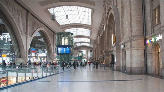 Hauptbahnhof Leipzig. Gleise, Tafel mit Zugauskunft und Geschäfte