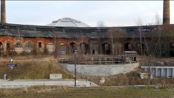 Der ehemalige Lokschuppen und die Drehscheibe des Bayerischen Bahnhofs in Leipzig