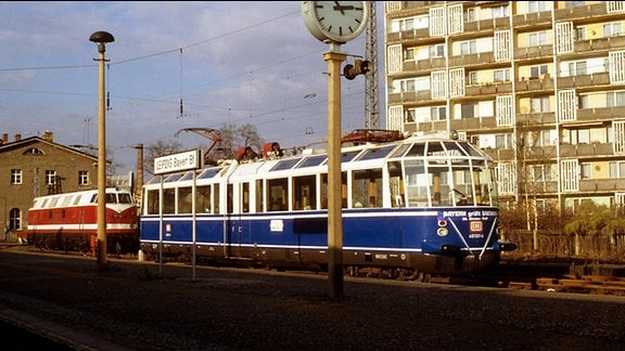 Ein gläserner Aussichtstriebwagen der Deutschen Bahn auf dem Bayerischen Bahnhof in Leipzig
