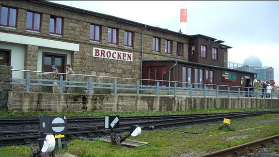 Bahnhofsstation auf dem Brocken mit dem Schild „Brocken“, rote Schrift auf weißem Grund.