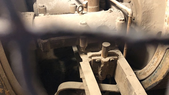 Im tonnenschweren Mahlwerk werden kleine Steine im Ton zermalen. Die Maschine ist über 50 Jahre alt.