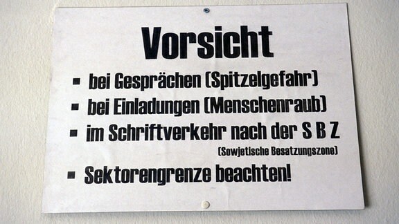 Historisches Hinweisschild mit Vorsichtsmaßnahmen in der Erinnerungsstätte Notaufnahmelager Marienfelde 