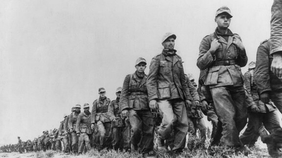 Deutsche Soldaten gehen im Herbst 1942 nahe Tobruk in britische Kriegsgefangenschaft