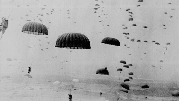 Alliierte Fallschirmjäger landen 1944 in den Niederlanden