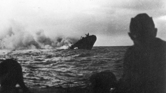 Alliierter Frachter sinkt im Atlantik nach Torpedo-Treffer