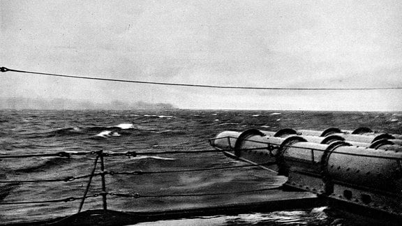 Schwarzer Rauch über der Bismarck kurz vor ihrer Versenkung
