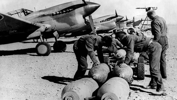 Bomben für Flugzeuge der Royal Air Force in Ägypten 1942