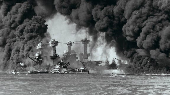 Brennendes Schlachtschiff USS Virginia nach dem Angriff auf Peral Harbour