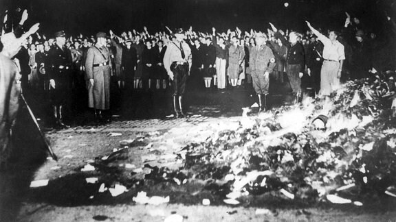 Nationalsozialisten verbrennen in Universitätsstädten Bücher