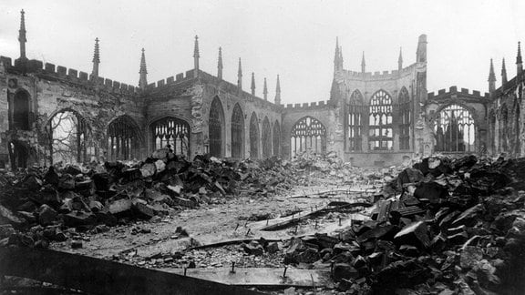 Kathedrale von Coventry nach deutschem Bombenangriff vom 14. November 1940