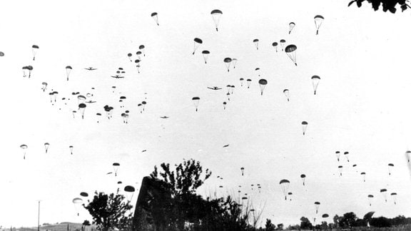 Deutsche Fallschirmjäger landen während der Invasion im Mai 1941 auf Kreta