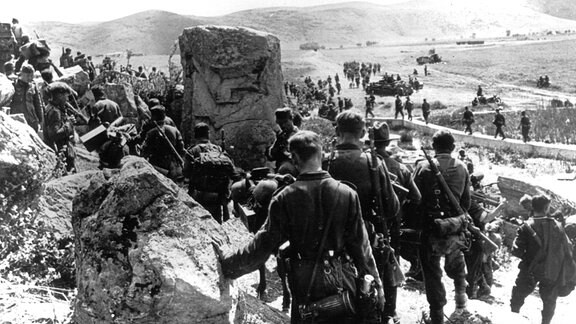 Deutsche Vorhut mit Panzerwagen und motorisierten Scharfschützen in Gebirge während des Griechenlandfeldzuges