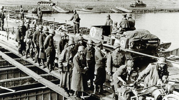 Deutsche Panzer rollen im Mai 1940 bei Floing auf Pontonbrücke über die Maas