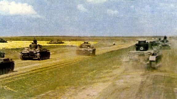 Deutsche Panzer rücken auf einem Feld in Richtung Russland vor. 2. Weltkrieg, 1941