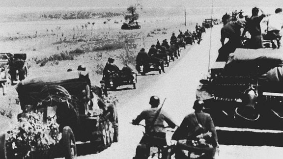 Deutsche Panzer und Kradschützen beim Vormarsch im Juni 1941