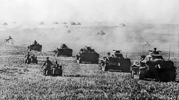 Deutsche Panzer-Kolonnen rollen über die Don-Steppe nach Stalingrad 1942