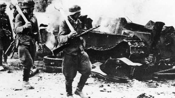 Deutsche Soldaten mit Panzerfaust vor brennendem Panzer in Finnland 1944