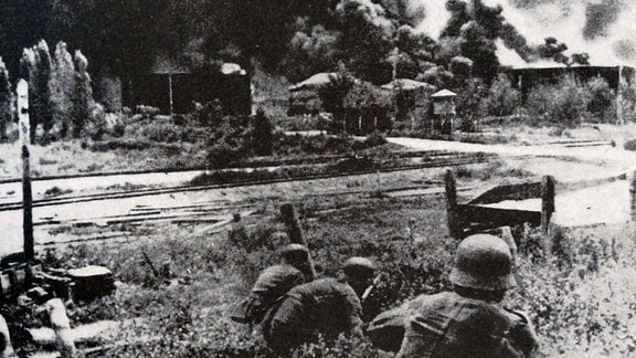 Deutsche Soldaten erreichen die brennenden Ölanlagen von Maikop 1942