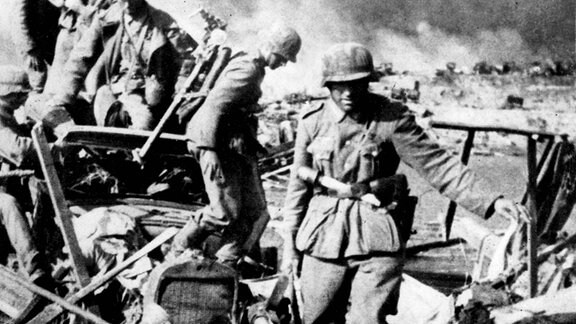 Deutsche Soldaten überqueren auf den Trümmern einer Brücke den Don 1942