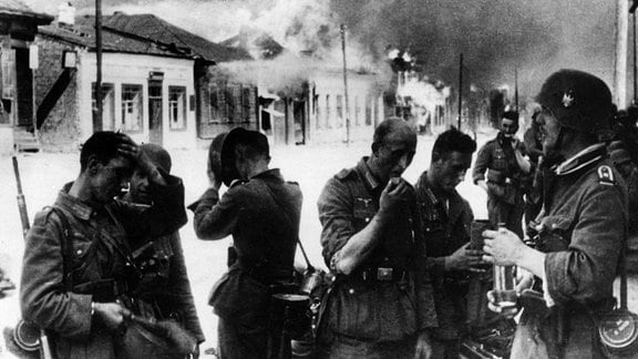 Deutsche Soldaten nach der Eroberung von Witebsk 1941