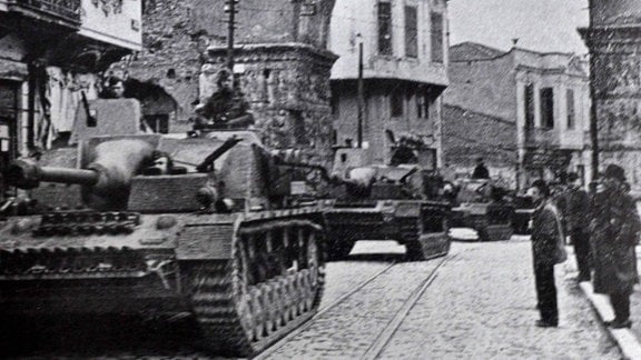 Deutsche Sturmgeschütze im April 1941 in Saloniki