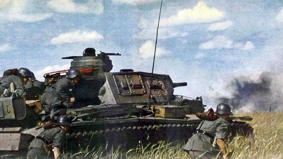 Deutscher Panzer und Infanterie im Gefecht, 1941