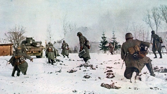 Deutscher Panzer und Infanterie im Kampf um einen Moskauer Vorort 1941