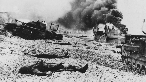 Panzer und getötete Soldaten nach dem Landungsversuch bei Dieppe 1942