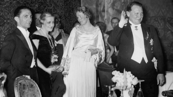 Joseph und Magda Göbbels mit Emmy und Hermann Göring bei einem Presseball 1939
