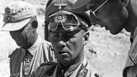 Erwin Rommel mit Offizieren seines Stabes