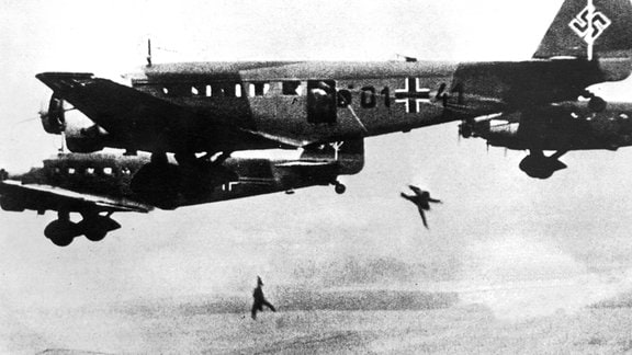 Fallschirmjäger springen aus Ju 52 ab