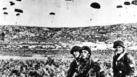 Fallschirme landen während des zweiten Weltkriegs.