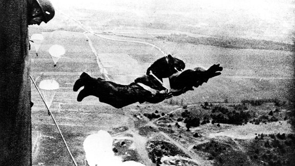 Fallschirmjäger springt aus Junkers Ju 52 Transportmaschine