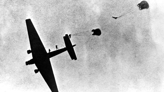 Fallschirmjäger bei Absprung aus Ju 52
