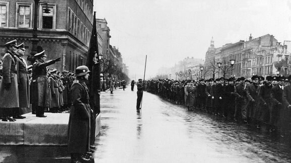 Goebbels nimmt eine Parade des Volkssturms ab Berlin 1944