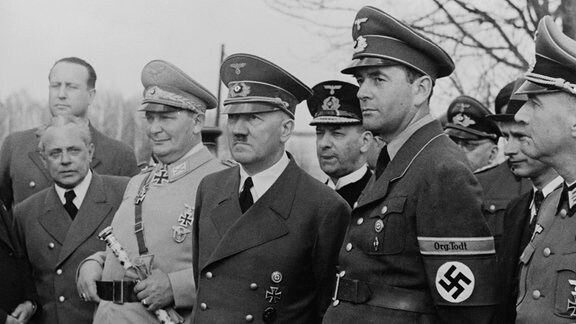 Adolf Hitler zwischen Hermann Göring und Albert Speer