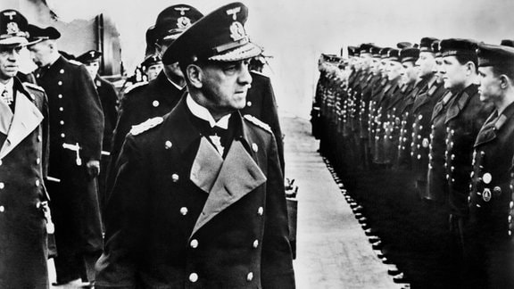 Admiral Erich Raeder besucht 1942 die Besatzung des Schlachtschiffs Scharnhorst