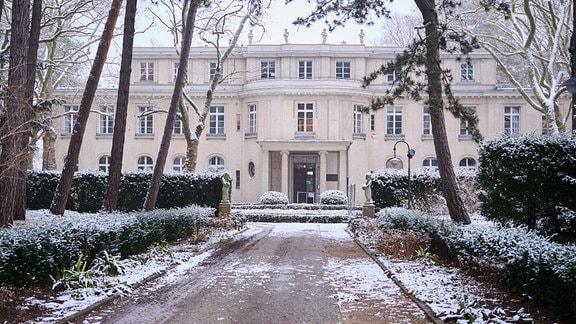 Vor dem Haus der Wannsee-Konferenz liegt 2021 Schnee.