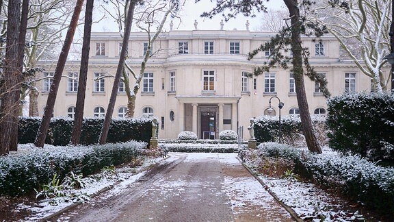 Vor dem Haus der Wannsee-Konferenz liegt Schnee