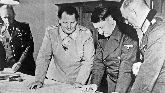 Hermann Göring, Adolf Hitler und OKW-Chef Keitel über Lagekarte 1942