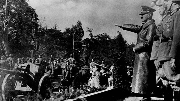Hitler nimmt am 5. Oktober 1939 deutsche Siegesparade in Warschau ab