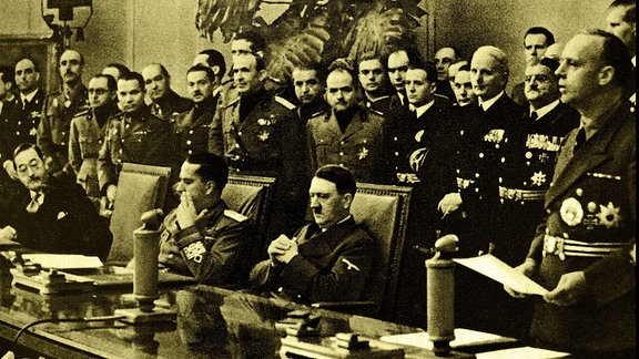Hitler und die Botschafter Ribbentrop Ciano und Kurusu während der Unterzeichnung des Dreimächtepakts 1940