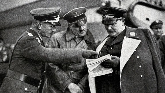 Hitler und Göring während eines Luftwaffen-Manövers 1936