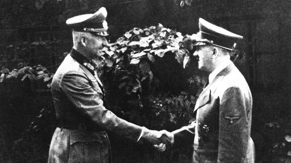 Hitler gratuliert Manstein zur Einnahme von Sewastopol 1942